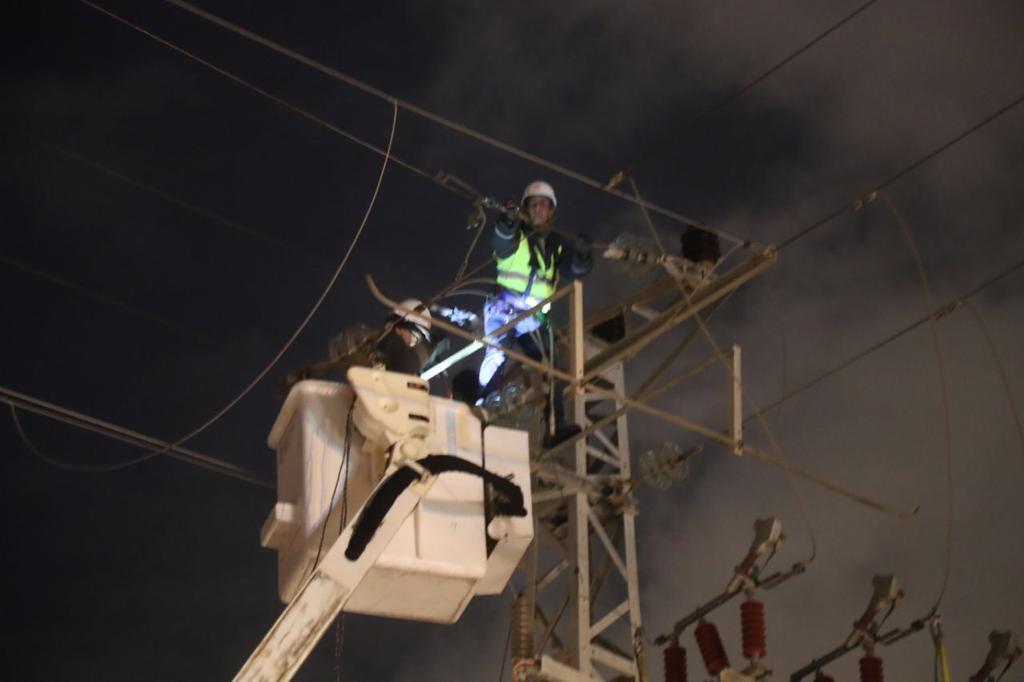 עובדי חברת החשמל מטפלים בהפרעות ברשת החשמל בעקבות פגעי מזג האוויר. צילום: יוסי וייס עובדי חברת החשמל מטפלים בהפרעות ברשת החשמל בעקבות פגעי מזג האוויר. צילום: יוסי וייס