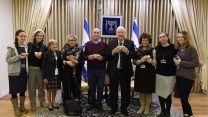 נשיא המדינה ראובן ריבלין (רביעי משמאל) ורעייתו נחמה (רביעית משמאל) אוכלים פלאפל עם ניצול השואה דוד (דוגו) לייטנר (חמישי מימין) ובני משפחתו בבית הנשיא, 17 בינואר 2019 (מארק ניימן / לע"מ)