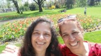 פרחיה סרוסי ולילי פרג. (צילום: מתוך אתר Gofundme)