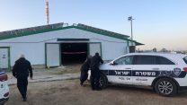 זירת התאונה בקיבוץ יפעת בה נהרג עובד בן 28.(צילום: משטרת ישראל)