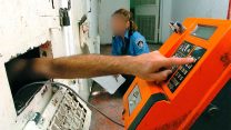 אסיר מדבר בטלפון מתוך הכלא (צילום: נתי שוחט/פלאש90)