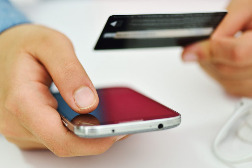 טלפון סלולרי וכרטיס אשראי (צילום: shutterstock)