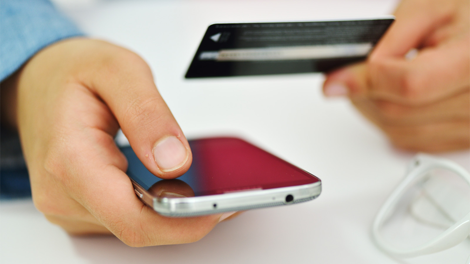 אפליקציות התשלומים מול כרטיסי האשראי (צילום: shutterstock)