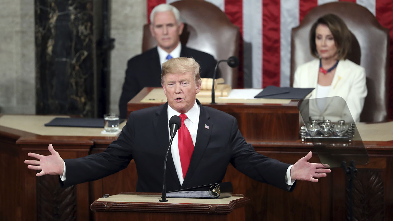 הנשיא דונלד טראמפ בנאום מצב האומה, מאחוריו יושבים סגן הנשיא מייק פנס ודוברת הבית, ננסי פלוסי. 5 בפברואר 2019. (AP Photo/Andrew Harnik)