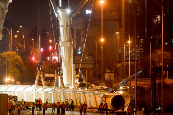 עבודות הבנייה של גשר יהודית ביום שבת לפנות בוקר (צילום: אדם שולדמן / פלאש 90).