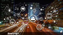 הדמוקרטיה נדרסת באוטוסטרדת המידע (צילום: Shutterstock| עיבוד: אידאה)