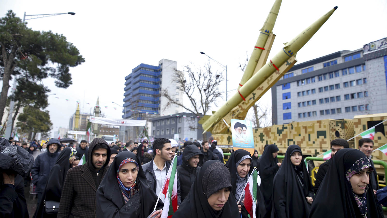 טילים מוצגים בטהראן להנאת מאות אלפי התושבים שבאו לחגוג מלאות 40 שנה למהפכה האסלאמית באיראן . (AP Photo/Ebrahim Noroozi)