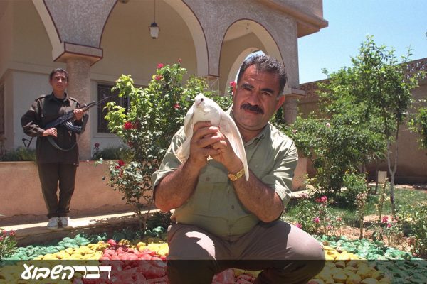 עבדאללה אג'לאן מנהיג ה-PKK מחזיק יונה. 1 ביולי 1997 (Photo by Richard Wayman/Sygma via Getty Images)