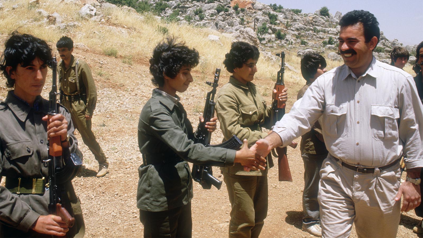 עבדאללה אוג'לאן מנהיג ה-PKK עם נשים לוחמות במחנה אימונים של המחתרת. 18 ביוני 1998. (Photo by Maher Attar/Sygma via Getty Images)