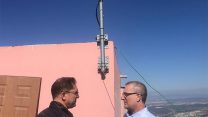 יואב לודמר מנכל SMBIT עם נתי כהן מנכ"ל משרד התקשורת בוחנים את האנטנה שמזינה את שאר הבתים (צילום: יח״צ).