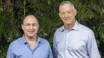 יו״ר מפלגת חוסן לישראל בני גנץ ויו״ר ההסתדרות היוצא, אבי ניסנקורן (צילום: ישראל הדרי)