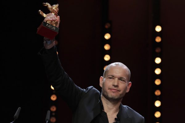 הבמאי נדב לפיד מקבל את פרס 'דב הזהב' על סרטו "מילים נרדפות". 16 בפברואר 2019 (AP Photo/Markus Schreiber)