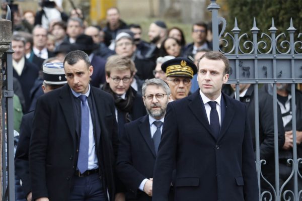 מקרון מבקר בבית קברות יהודי בצרפת בו רוססו צלבי קרס, 19 בפברואר 2019  (AP Photo/Jean-Francois Badias)