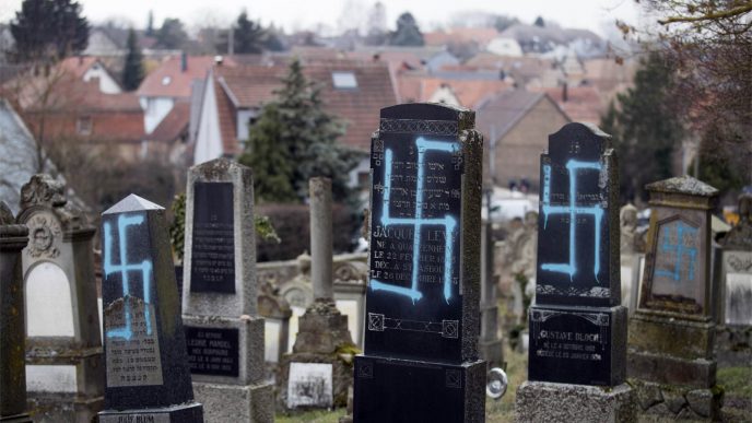 צלבי קרס מרוססים בבית קברות יהודי בצרפת, 19 בפברואר 2019 (AP Photo/Jean-Francois Badias)