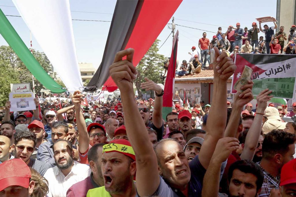 מפגינים ירדנים מול משרד האיגוד המקצועיים בעמאן, ירדן. יוני 2018. (AP Photo/Raad al-Adayleh)
