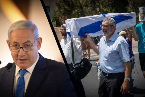 בן ארי ובן גביר בהפגנה מול מעון ראש הממשלה עם ארון קבורה עטוף בדגל ישראל (צילום: יונתן סינדל / נועם רבקין / פלאש 90).