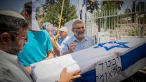 בן ארי ובן גביר בהפגנה מול מעון ראש הממשלה (צילום: יונתן סינדל / פלאש 90).