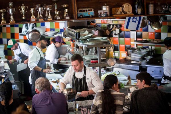 שרת הפנים אישרה כניסתם של 500 עובדים פלסטינים נוספים לענף המסעדנות