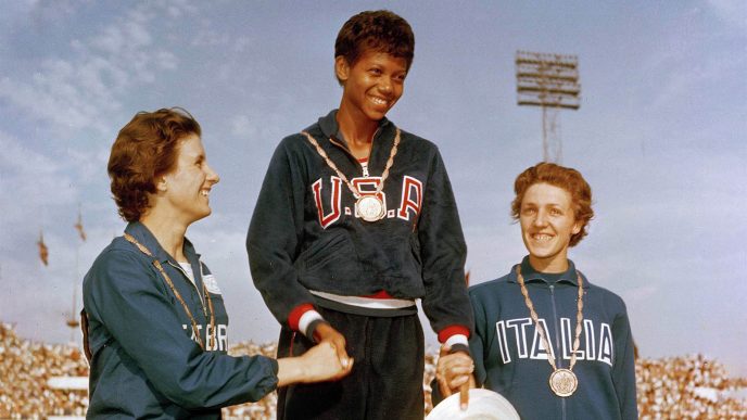 וילמה רודולף זוכה במדליית זהב בריצת 100 מטר באולימפיאדת רומא 1960 (AP Photo)