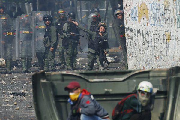 חייל מתעמת עם מפגינים בגבול ונצואלה- קולומביה. 23 בפברואר 2019 (AP Photo/Fernando Llano)