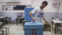 אזרח מצביע בבחירות לכנסת ה-20. מרץ 2015 (צילום: הדס פרוש/פלאש90)