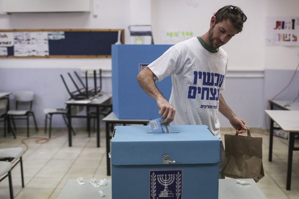 אזרח מצביע בבחירות לכנסת ה-20. מרץ 2015 (צילום: הדס פרוש/פלאש90)