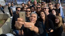 יאיר לפיד בכניסה לקלפי בבחירות לכנסת ה-20. מרץ 2015 (צילום: בן קלמר/פלאש90)