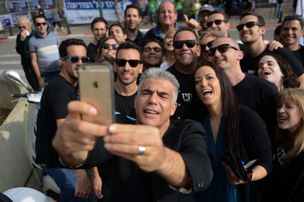 יאיר לפיד בכניסה לקלפי בבחירות לכנסת ה-20. מרץ 2015 (צילום: בן קלמר/פלאש90)