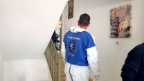 רצח בכרמיאל. חוקרים בסיוע מעבדת זיהוי פלילי פועלים בזירת האירוע באיסוף ממצאים ופתחו בחקירה. (קרדיט:דוברות המשטרה)