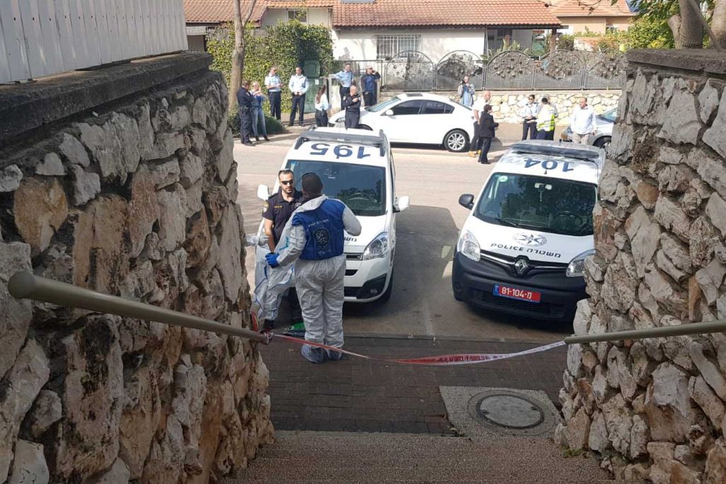 זירת רצח בטיפול אנשי המשטרה (צילום ארכיון: דוברות המשטרה) זירת רצח בטיפול אנשי המשטרה (צילום ארכיון: דוברות המשטרה)