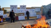 הפגנת עובדים בכניסה למפעל "מודגל מתכת" מאזה"ת של ראש פינה (צילום: דוברות ההסתדרות)