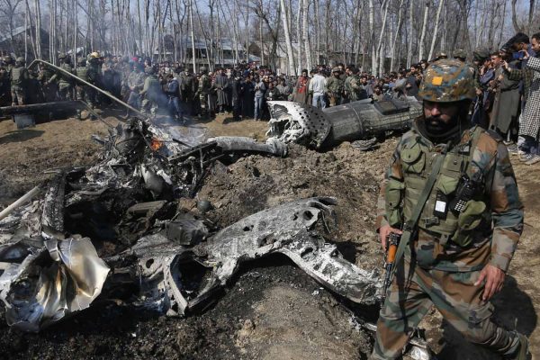 הריסות המטוס ההודי שייורט על-ידי פקיסטן. 27 בפברואר 2019 (AP Photo/Mukhtar Khan)