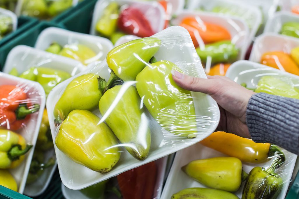 ירקות ארוזים באריזת פלסטיק בסופרמרקט (צילום: Shutterstock)
