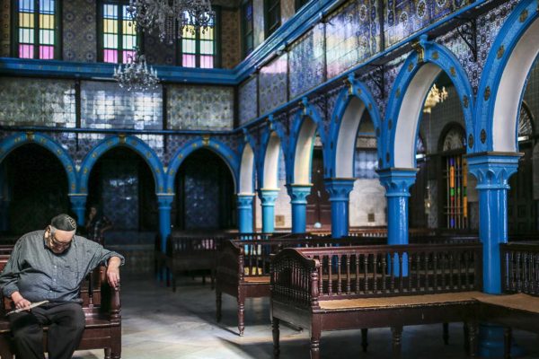יהודי תושב ג'רבה שבתוניסיה נח בבית הכנסת העתיק באפריקה  (AP Photo/Mosa'ab Elshamy).