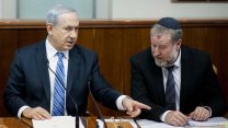 אביחי מנדלבליט ובנימין נתניהו (יונתן זינדל/פלאש90)