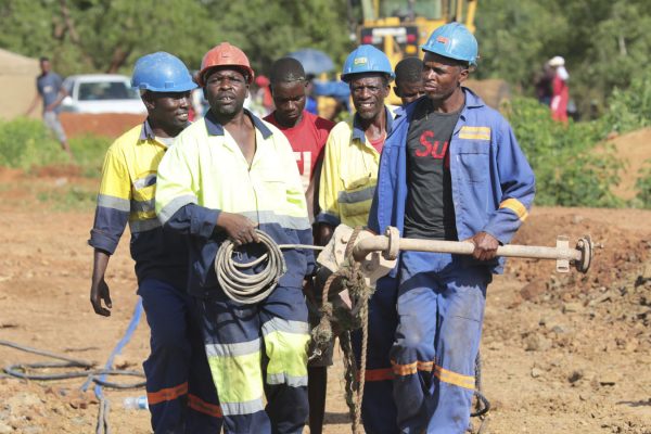 מחלצים מגיעים למכרה שהוצף בזימבבואה, (AP Photo/Tsvangirayi Mukwazhi)