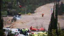 חילוץ אדם הלכוד מעל רכבו בעמק הארזים בשל השיטפונות. (נועם רבקין פנטון/פלאש90)