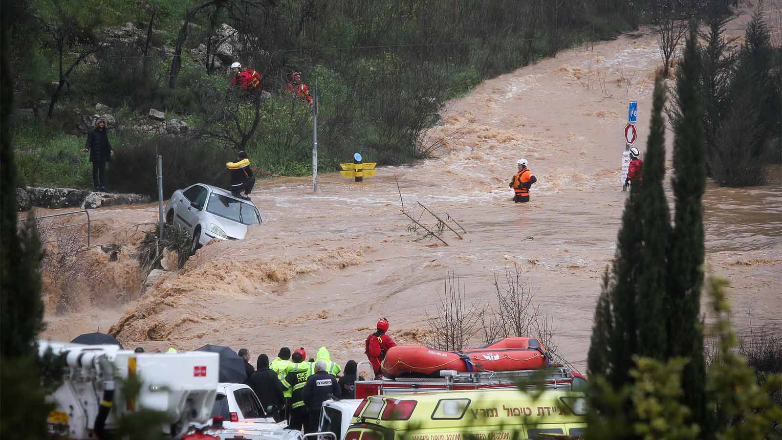 חילוץ אדם הלכוד מעל רכבו בנחל ארזים בשל השיטפונות. (נועם רבקין פנטון/פלאש90)