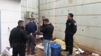 חוקרי משטרה בחצר בית החולים פדה פוריה בטבריה בו נמצאה גופת אישה  (צילום: דוברות המשטרה)