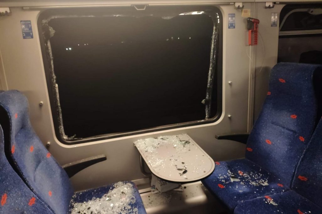 החלון השבור בקרון המקומות השמורים ברכבת מת"א לכרמיאל (צילום: יאיר טהורי).