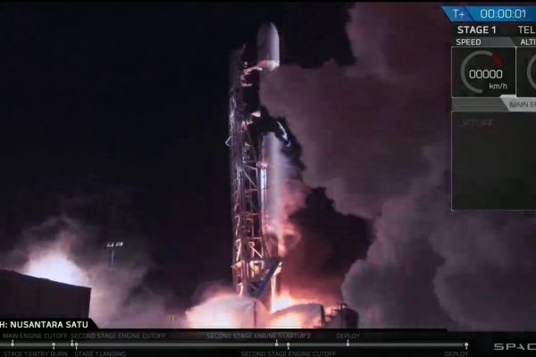 רגעי השיגור של הטיל "פלקון 9" של חברת spaceX הנושא את גשושית החלל הישראלית "בראשית" (צילום: אתר SpaceX).
