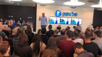 אסיפך מחאה של עובדי פאלפון בלובי מטה החברה בגבעתיים, 6 בפברואר 2019