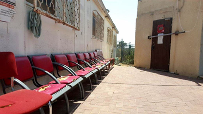 כסאות המתנה מחוץ לנקודת חלוקת הדואר בלקייה שבנגב (המקור: משרד מבקר המדינה)