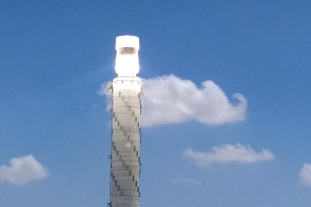 "מגדל השמש" בתחנת הכוח הטרמו-סולארית באשלים (צילום: Felagund / ויקימדיה).