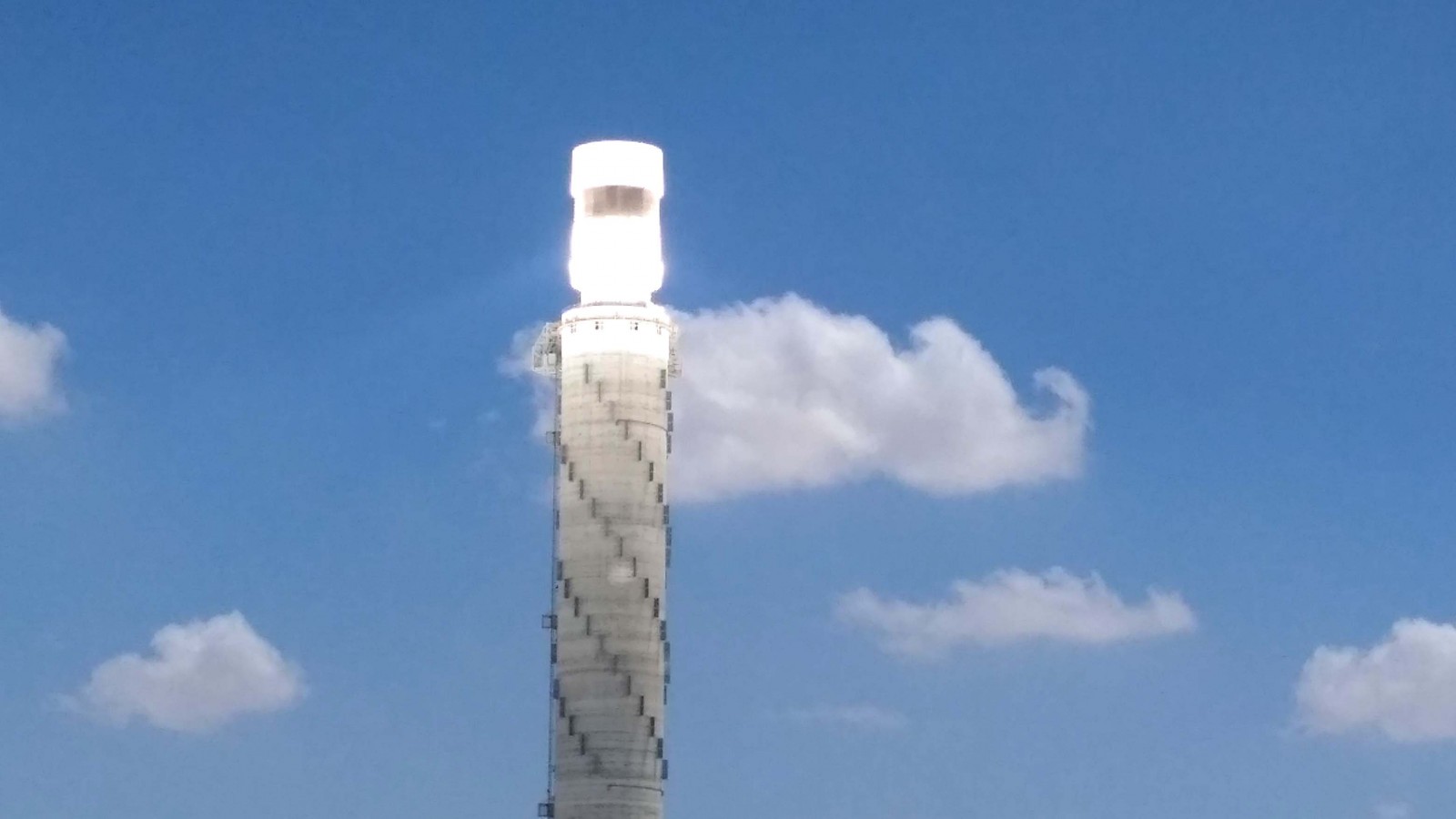 &quot;מגדל השמש&quot; בתחנת הכוח הטרמו-סולארית באשלים (צילום: Felagund / ויקימדיה).