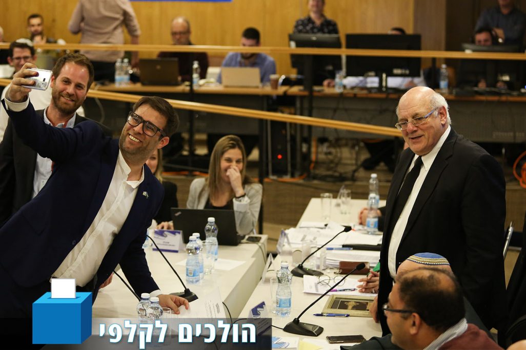אורן חזן מגיש את רשימת מפלגת 'צומת' לוועדת הבחירות לכנסת ה-21. 21 בפברואר 2019 (צילום: יונתן זינדל/פלאש90)