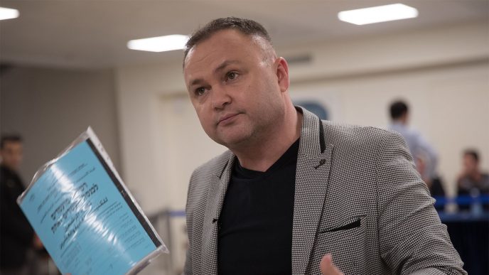 סמיון גרפן מגיש את רשימת המפלגה שלו לוועדת הבחירות לכנסת ה-21. 20 בפברואר 2019 (צילום: נועם רבקין פנטון/פלאש90)