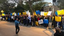 עובדי בזק בינלאומי ופלאפון מפגינים מול ביתו של שלמה רודב, יו"ר דירקטוריון בזק (צילום: יח"צ ועדי העובדים)