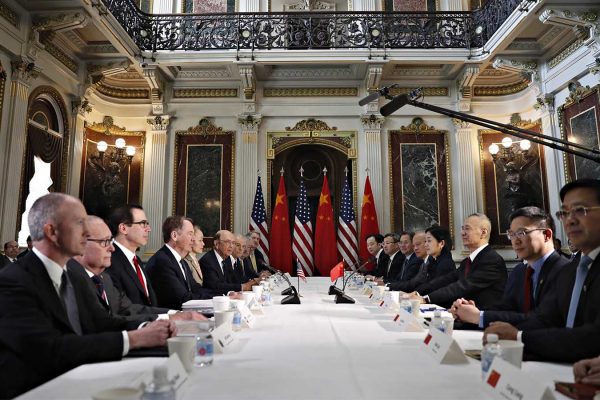 נציגי סין וארצות הברית נפגשו בבית הלבן לדון ביחסי הסחר בין המדינות ובסיום מלחמת הסחר. 21 בפברואר 2019 (AP Photo/Jacquelyn Martin, File)