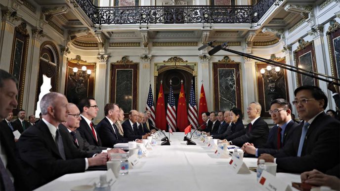 נציגי סין וארצות הברית בדיון בוושינגטון על סיום מלחמת הסחר. 21 בפברואר 2019 (AP Photo/Jacquelyn Martin, File)